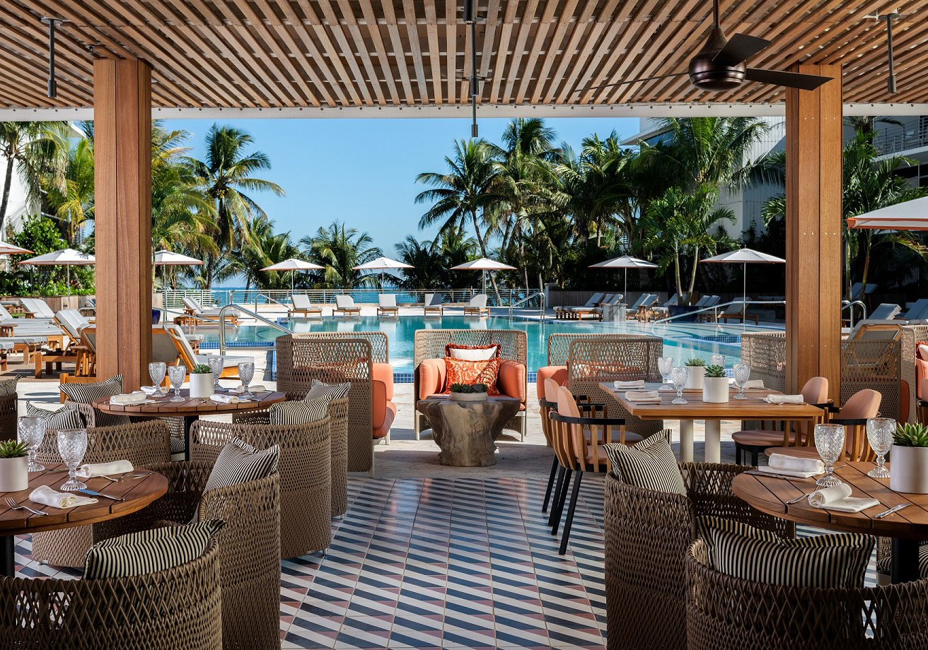 Outdoor dining at Fuego y Mar