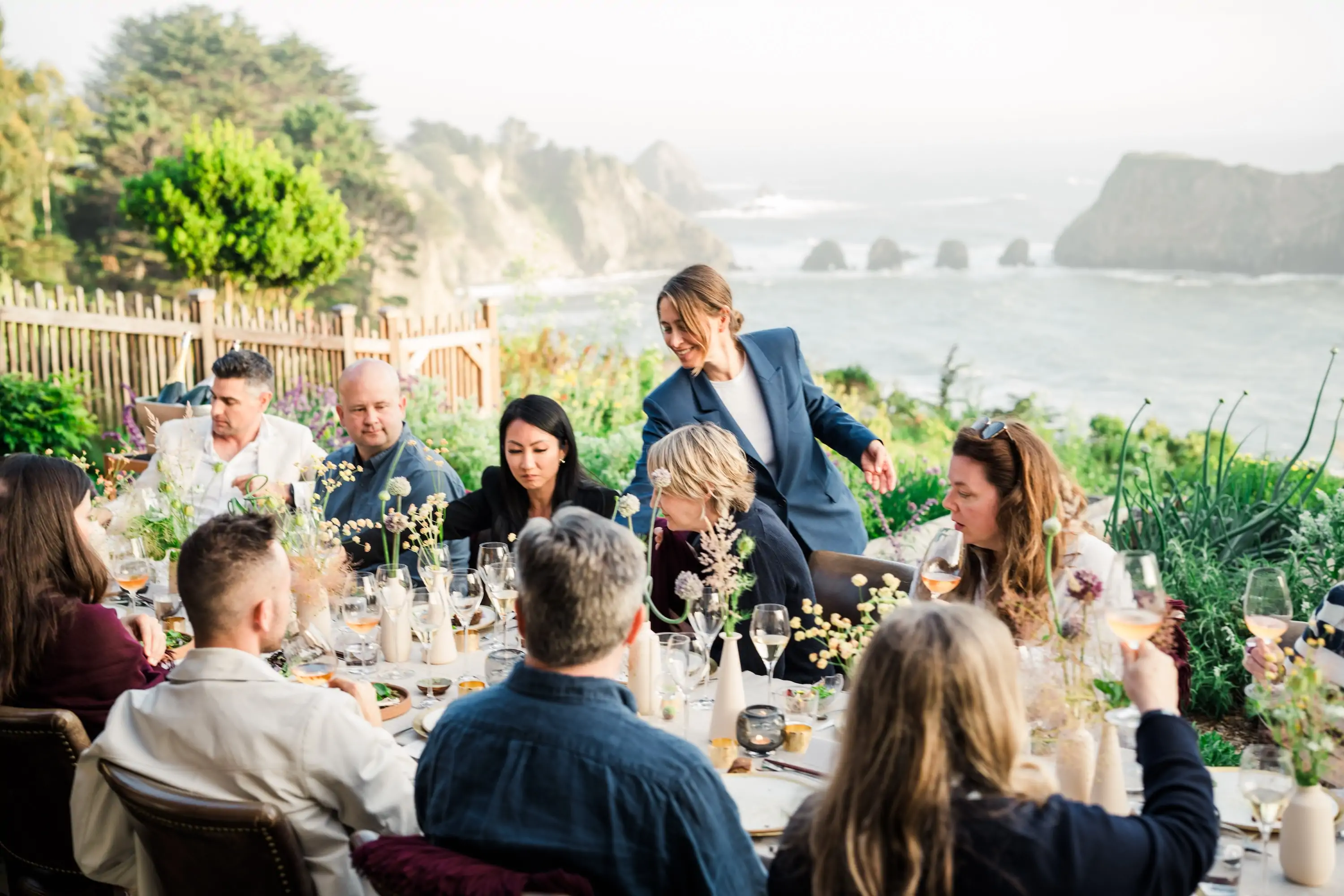 adrienne-smelko-with-harbor-house-inn-guests