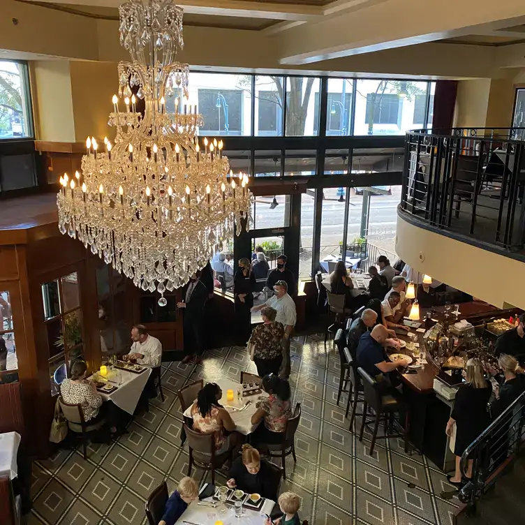 flight-restaurant-and-wine-bar