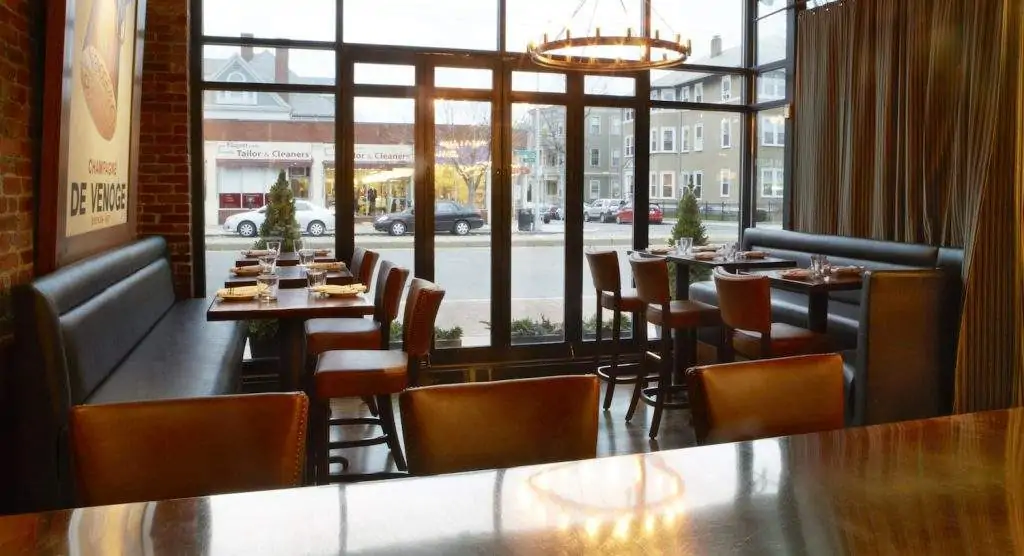 the best season to open a restaurant